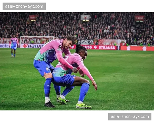 纪律简报：欧足联就欧冠比赛中球迷向场内投掷杂物干扰对方罚角球一事展开调查