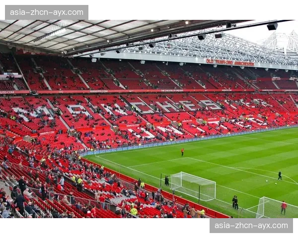 伦敦举办“欧冠球迷节”，设置迷你球场与欧冠奖杯复制品展览